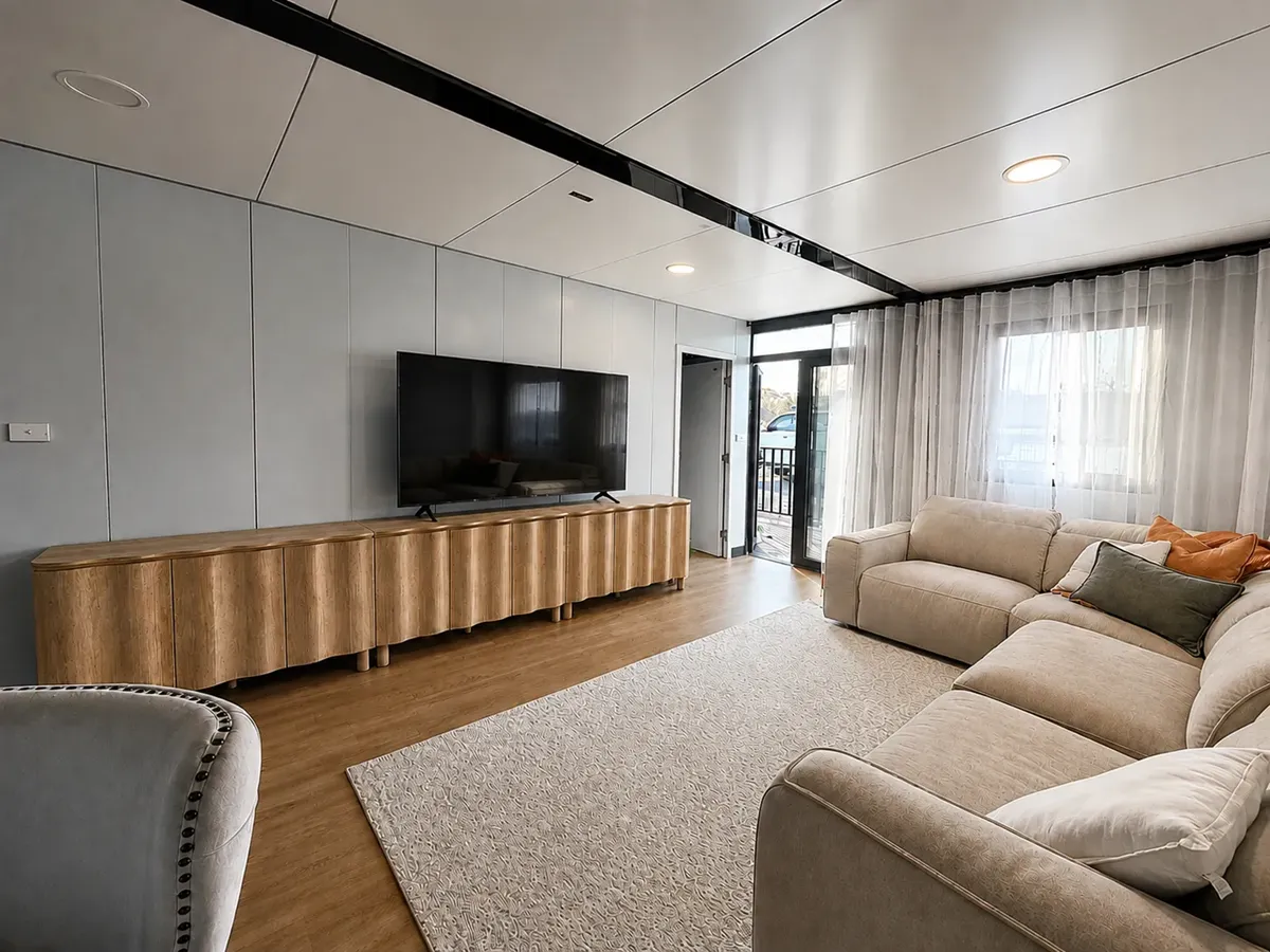 Half expander cabin interior